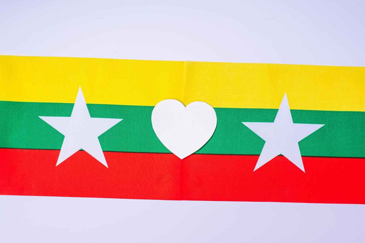 supporto per il popolo del Myanmar, colomba della pace con la bandiera del Myanmar. concetti di libertà, stop alla guerra, dittatura e democrazia foto