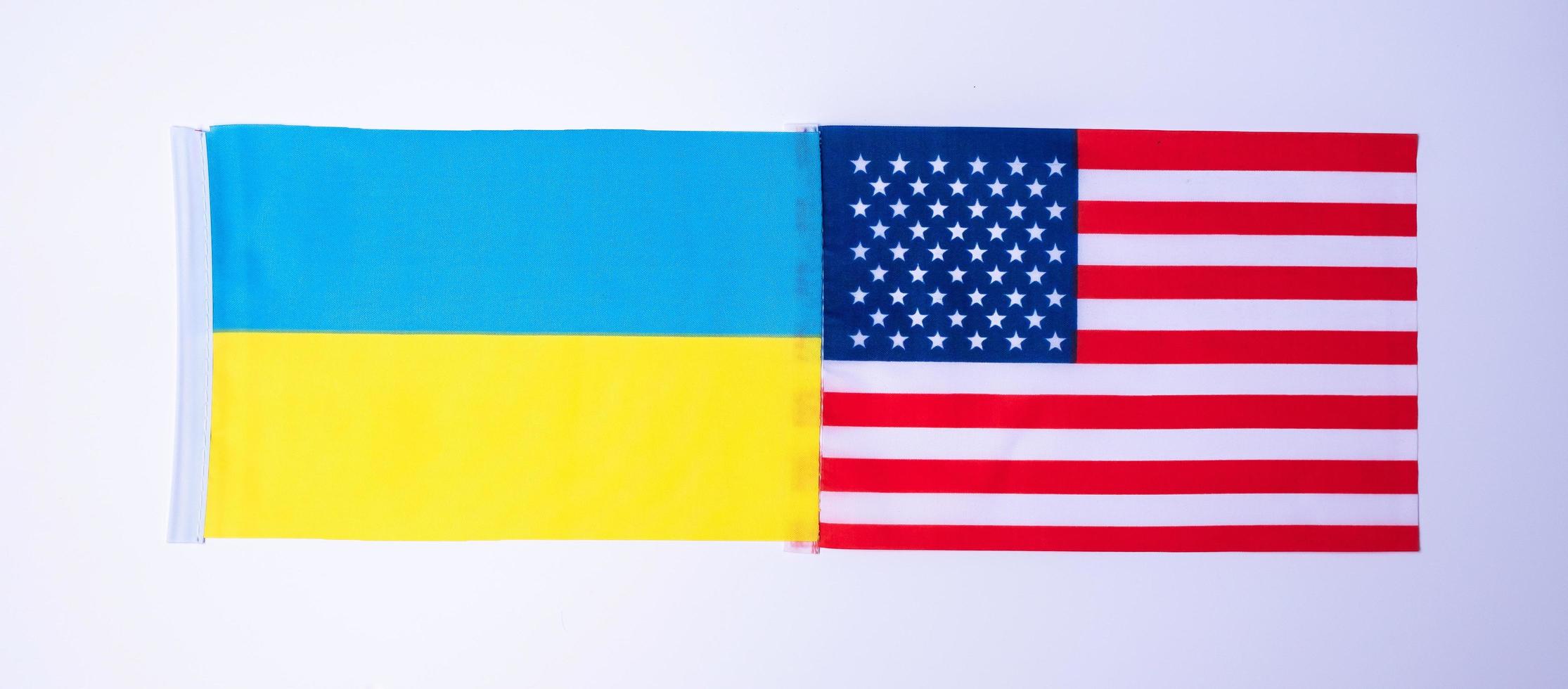 l'america contro le bandiere dell'ucraina. concetto di amicizia, guerra, conflitto, politica e relazione foto