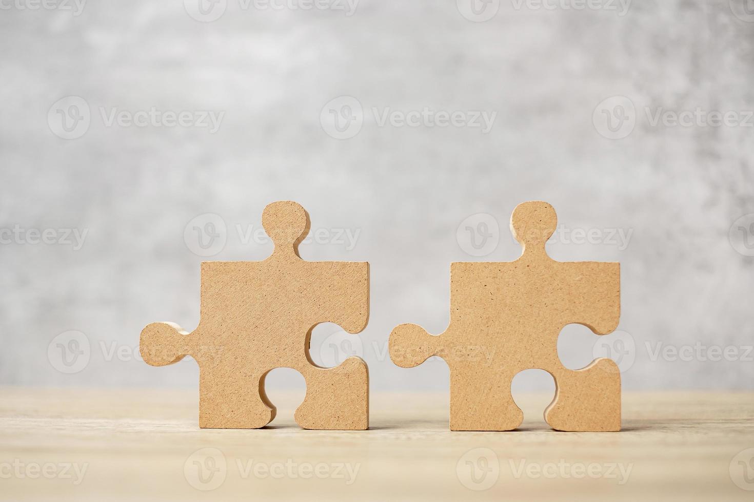 pezzo di puzzle della coppia di collegamento, puzzle di legno sul tavolo. soluzioni aziendali, missione, successo, obiettivi e concetti di strategia foto