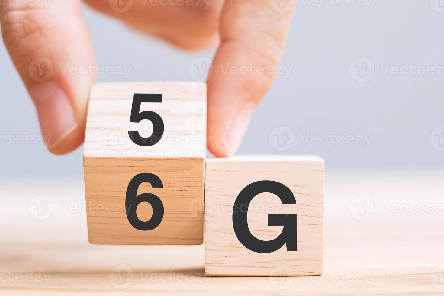 blocco di legno del cambio della mano dell'uomo d'affari da 5g a 6g generazione di tecnologia di comunicazione mobile cellulare, rete, social media e concetti digitali foto