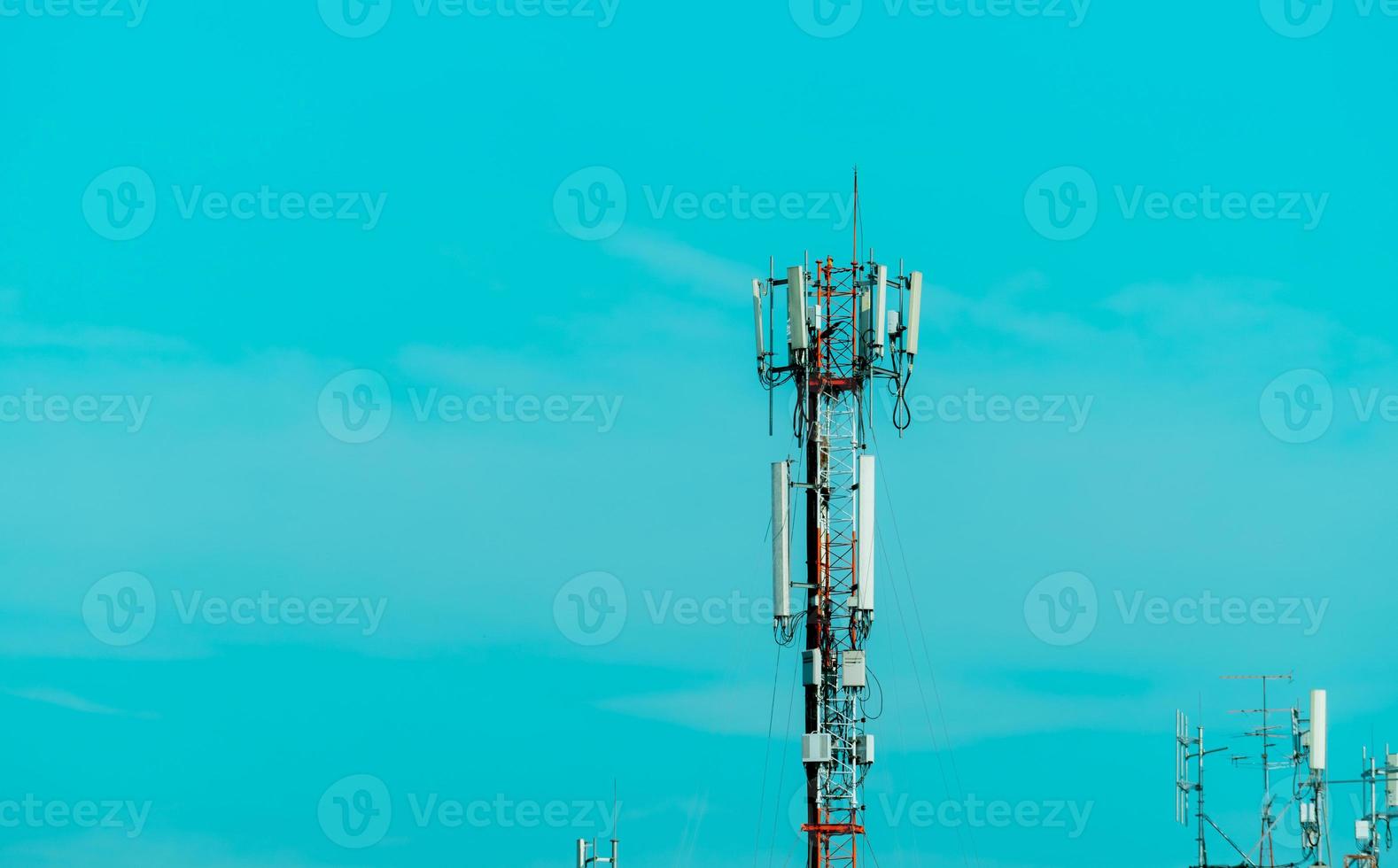torre delle telecomunicazioni con sfondo azzurro del cielo. polo radio e satellitare. Tecnologia della comunicazione. attività del settore delle telecomunicazioni. rete mobile o di telecomunicazione 4g e 5g. traliccio delle telecomunicazioni. foto
