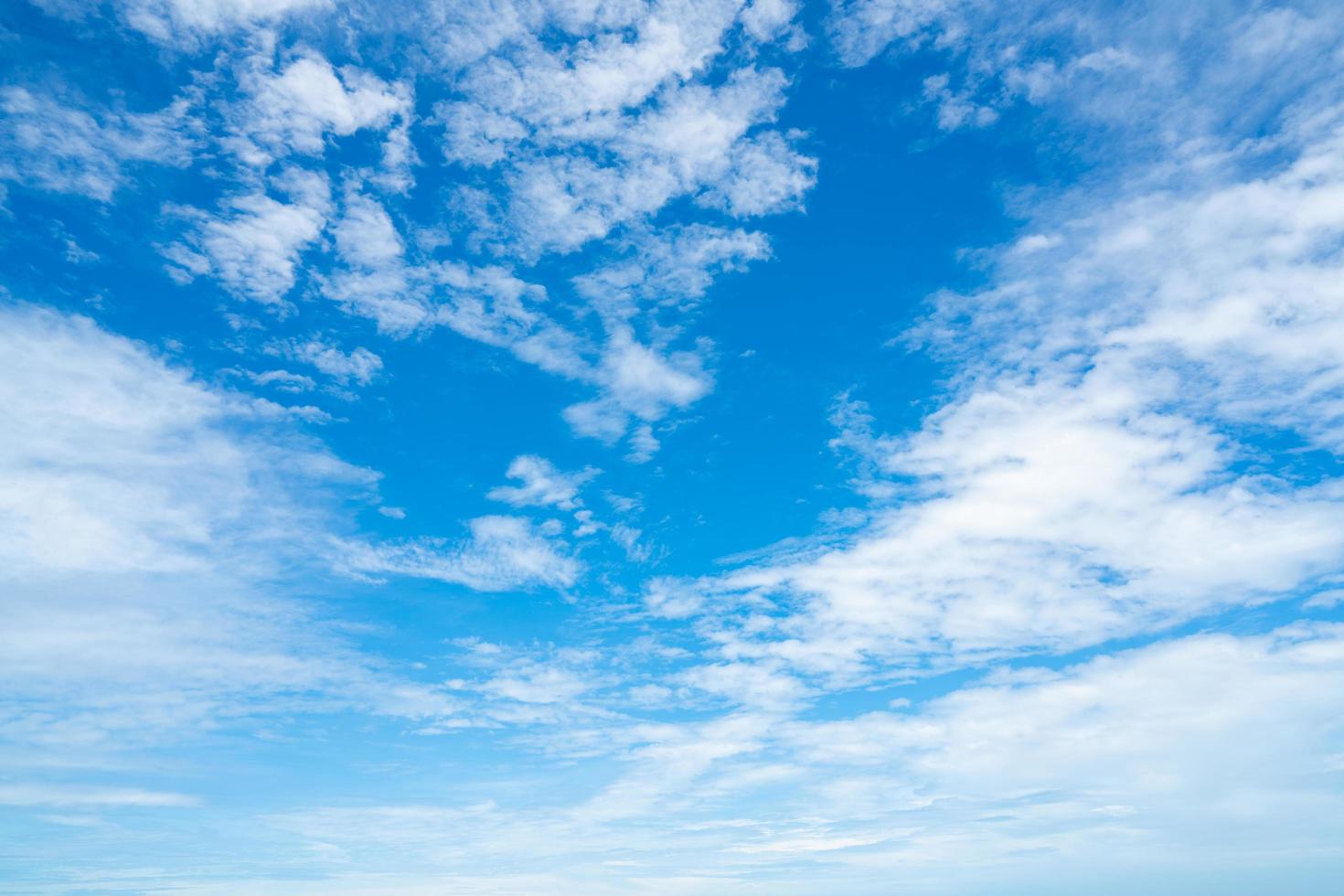 bellissimo cielo azzurro e nuvole bianche sfondo astratto. sfondo del paesaggio nuvoloso. cielo blu e nuvole bianche in una giornata di sole. tempo della natura. foto