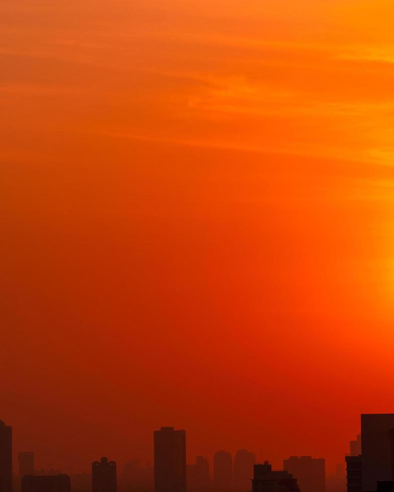 città al mattino con cielo rosso alba e smog. inquinamento dell'aria. paesaggio urbano con aria inquinata. polvere tossica urbana. aria malsana. vita malsana. concetto di cambiamento climatico. inquinamento ambientale. foto