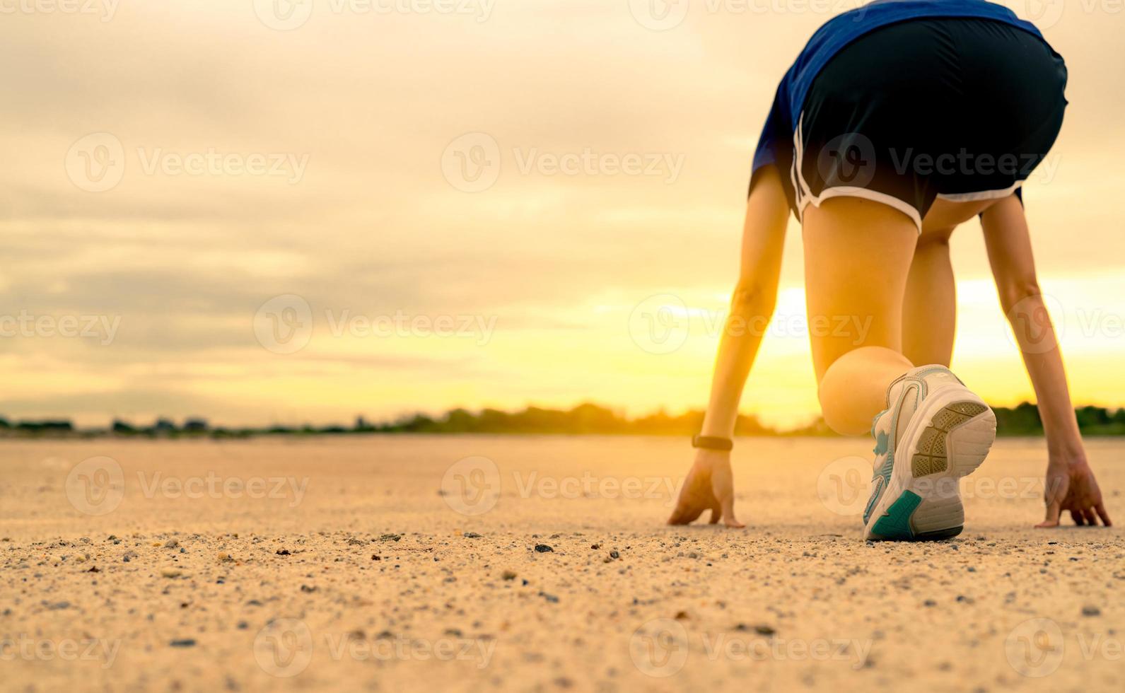 corridore donna atleta che si prepara per iniziare la corsa di allenamento al parco al mattino. la donna indossa scarpe sportive per la gara. esercizio cardio femminile asiatico per una vita sana. ragazza in forma che si allena per la maratona. foto