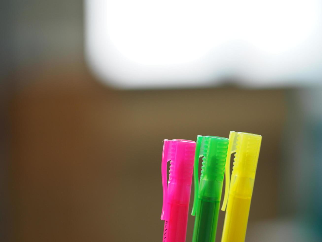 molte penne magiche nella scatola di plastica foto