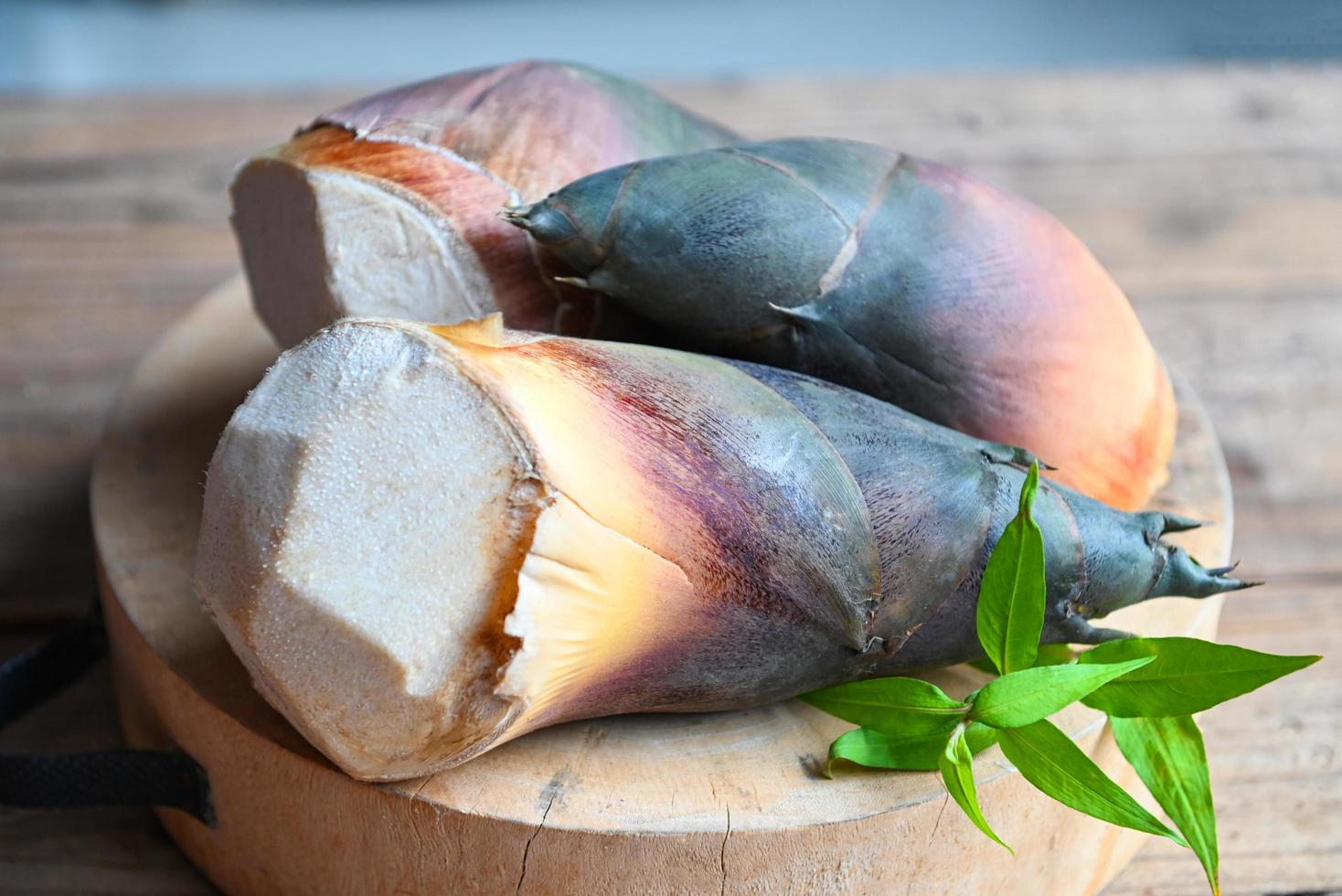 germogli di bambù sul fondo della tavola di legno, germogli di bambù crudi freschi per cucinare il cibo in tailandia foto