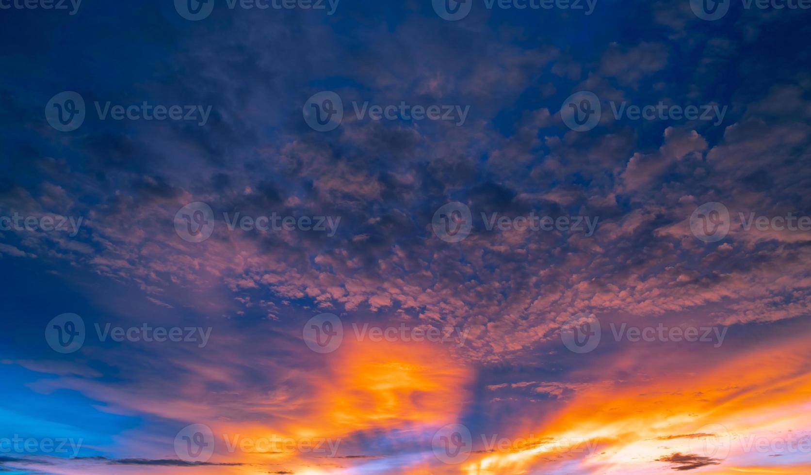 bel cielo al tramonto. cielo dorato e arancione e nuvole con raggio di sole. concetto di luce di dio. sfondo della natura. potere in natura. sfondo astratto tranquillo e di ispirazione. bei raggi di sole. foto