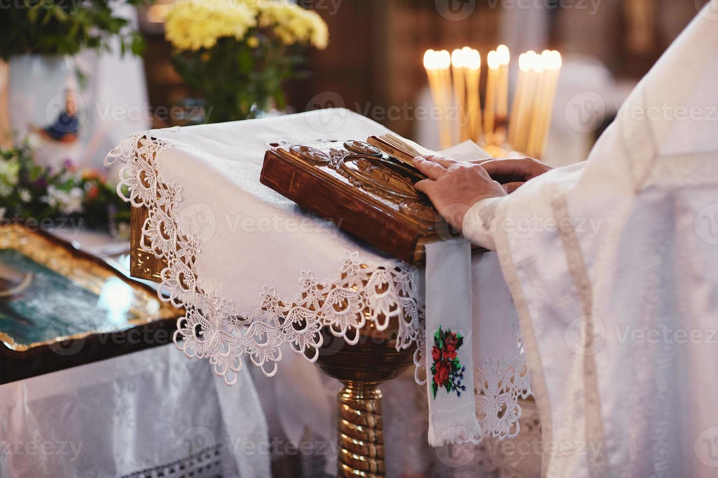 Bibbia su tavola d'altare. concetto di fede e religione. sfondo della predicazione. interno della chiesa. concetto di tavola del signore. vacanze sante e concetto di natale. tradizione del cristianesimo. foto