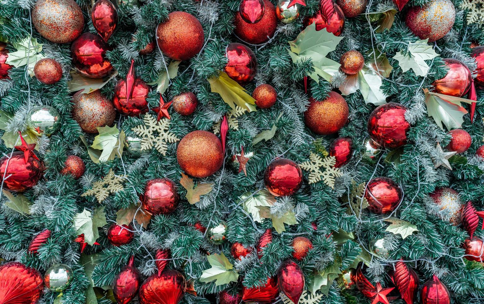 primo piano decorazione dell'albero di natale con palla rossa, palla d'oro, fiocco di neve dorato, stella rossa. sfondo di natale. sfondo di vacanze di natale e felice anno nuovo. foto