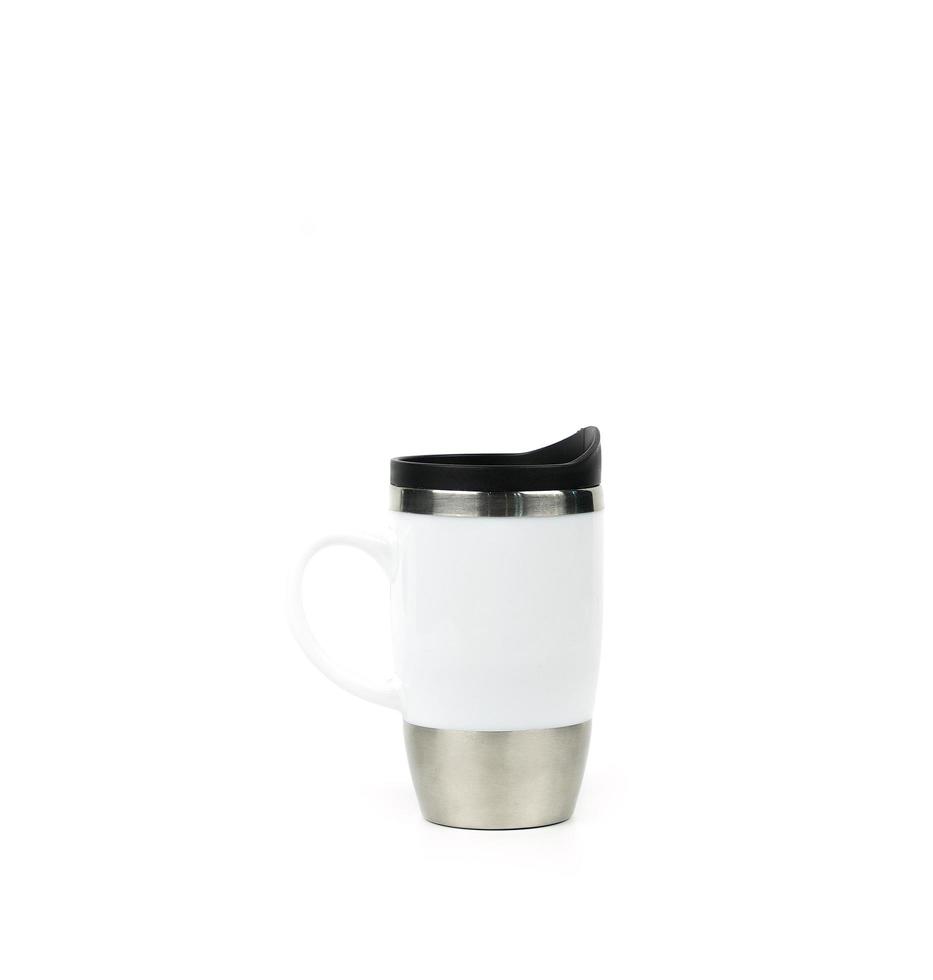 bottiglia di thermos isolata su sfondo bianco. contenitore riutilizzabile per bottiglie di caffè o tè. bicchiere da viaggio thermos. contenitore per bevande isolato. borraccia termica sportiva in acciaio inox. zero sprechi. foto