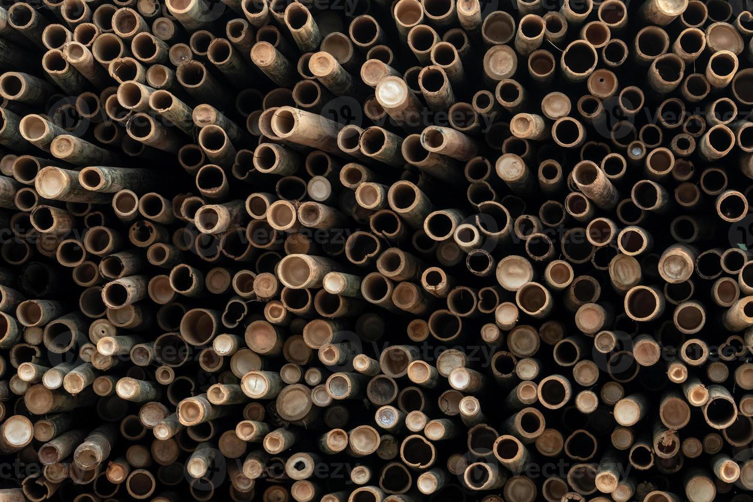 mucchio di palo di bambù. pila di tronchi di legno rotondi. grande lotto di tronchi di legno per scala industriale o manifatturiera. magazzino di materiale per mobilificio. arte del fondo astratto di bambù. foto