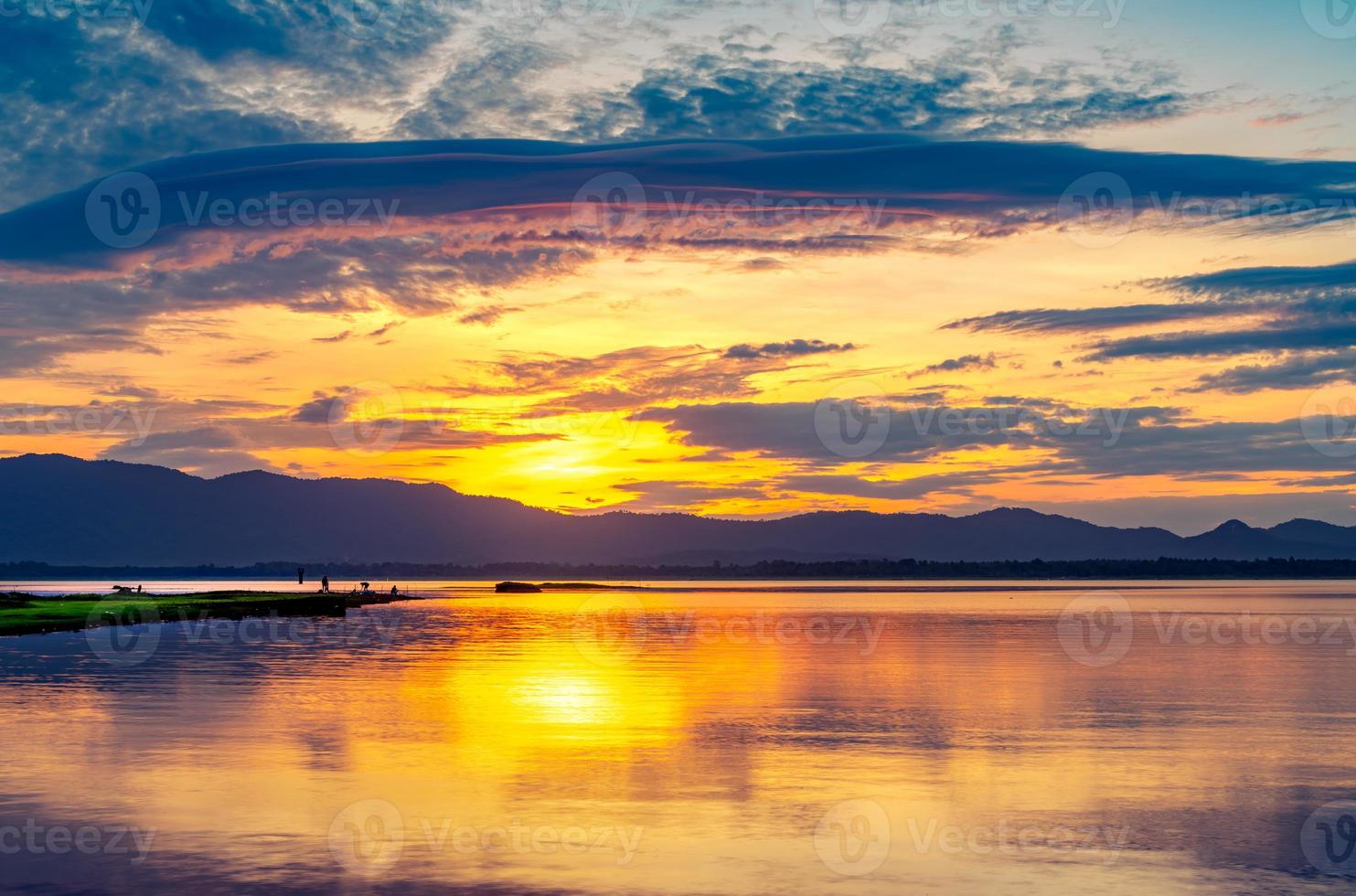 bellissimo cielo dorato al mattino con l'alba sulla catena montuosa e sul lago o sul fiume. paesaggio di serbatoio e montagna. sfondo pacifico, calmo e tranquillo. vista mozzafiato e maestosa. foto