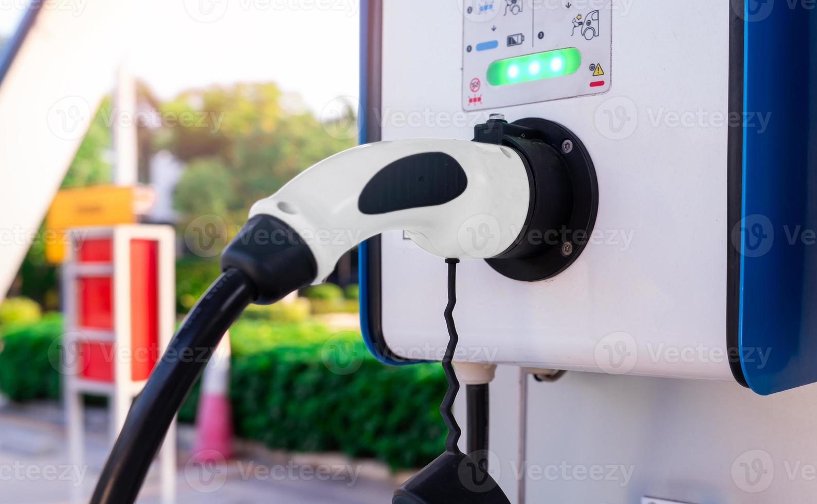 stazione di ricarica per auto elettriche per caricare la batteria ev. presa per veicoli con motore elettrico e ibrido. ev caricatore. energia pulita. punto di ricarica per auto elettriche. potere verde. futura tecnologia di trasporto. foto