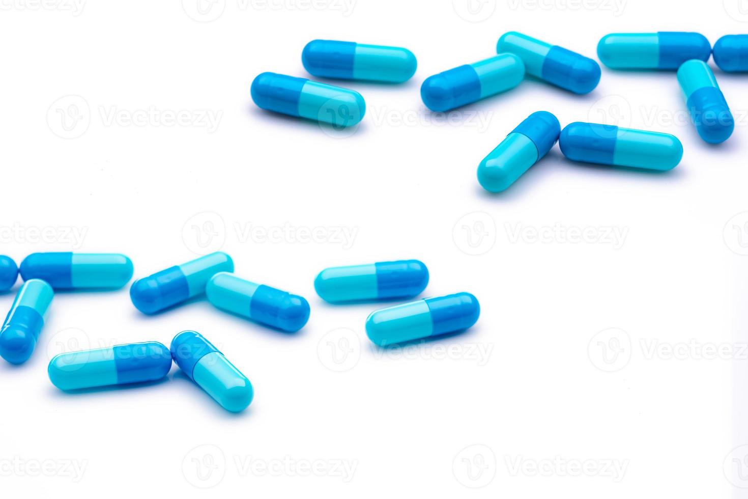 pillole blu della capsula su fondo bianco. industria farmaceutica. prodotti da farmacia o da farmacia. sanità e medicina. concetto di bilancio sanitario. produzione farmaceutica. gruppo di capsule. foto
