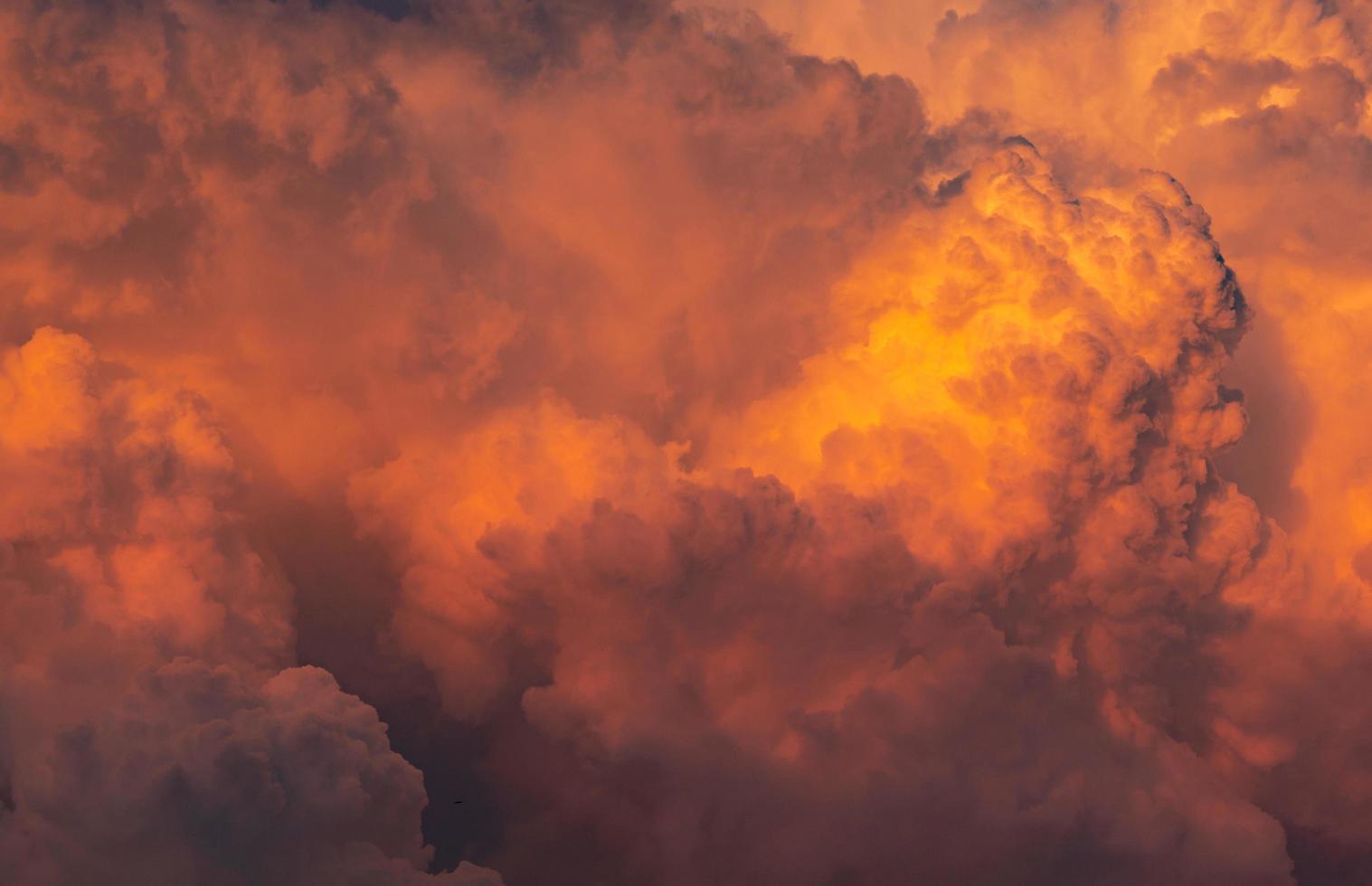 drammatico cielo arancione e nuvole sfondo astratto. vista dall'alto di nuvole arancioni. sfondo del clima caldo. immagine d'arte della trama di nuvole arancioni. foto