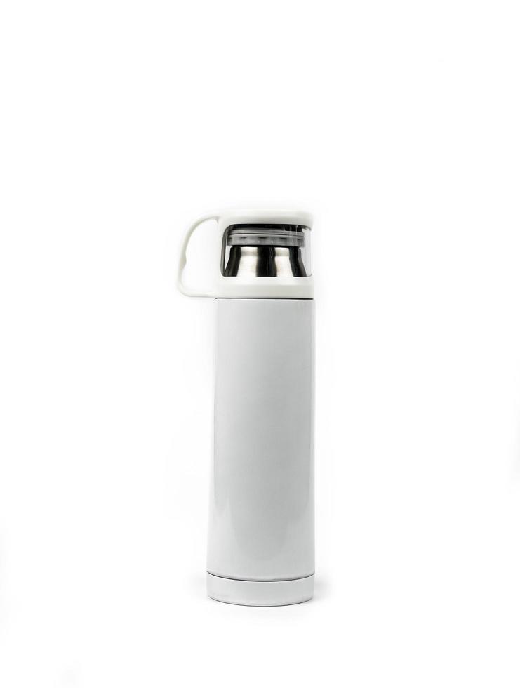 bottiglia di thermos isolata su sfondo bianco. contenitore riutilizzabile per bottiglie di caffè o tè. bicchiere da viaggio thermos. contenitore per bevande isolato. borraccia termica sportiva in acciaio inox. zero sprechi. foto