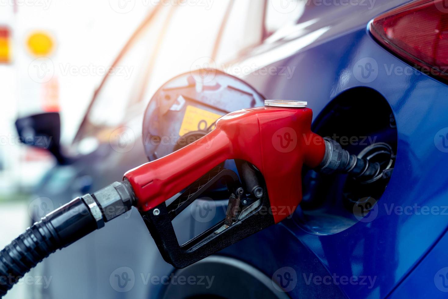 rifornimento auto alla stazione di servizio. fare rifornimento fare il pieno di benzina benzina. ugello del carburante di riempimento della pompa di benzina nel serbatoio del carburante dell'auto alla stazione di servizio. industria e servizi della benzina. prezzo della benzina e concetto di crisi petrolifera. foto