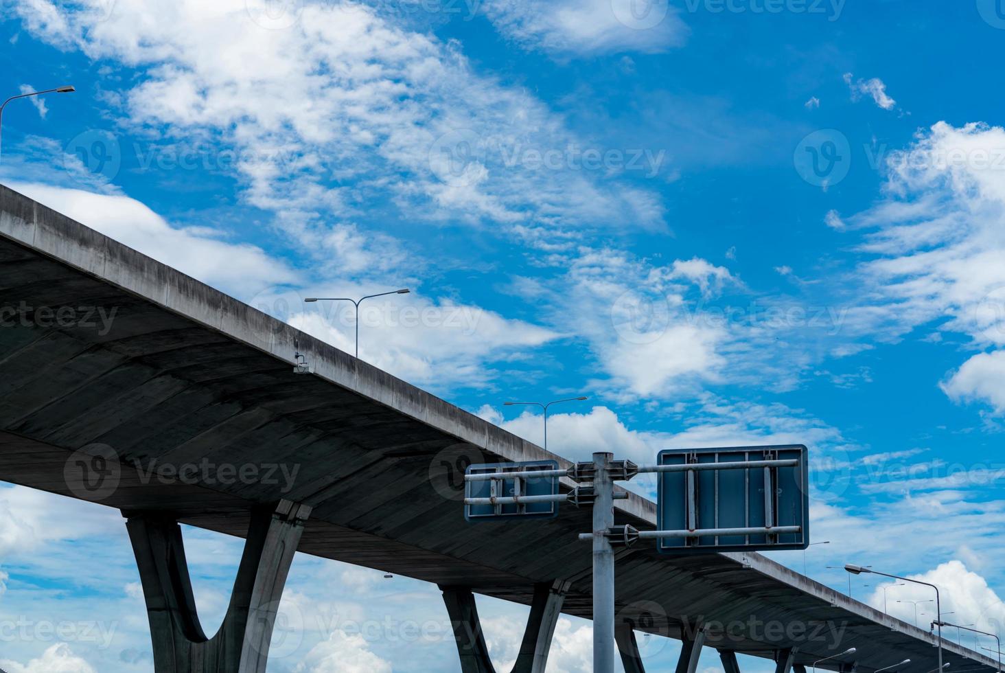 vista dal basso dell'autostrada in cemento sopraelevata. cavalcavia di cemento. struttura del cavalcavia stradale. autostrada moderna. infrastrutture di trasporto. costruzione di ingegneria di ponti in cemento. architettura del ponte. foto