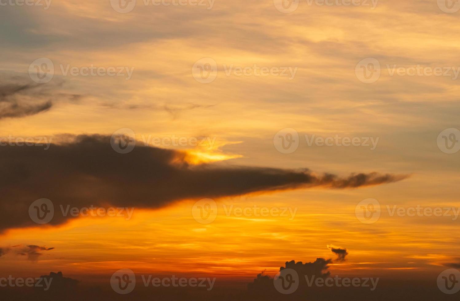 cielo rosso e arancione drammatico e nuvole sfondo astratto. nuvole rosso-arancio sul cielo al tramonto. sfondo del clima caldo. immagine artistica del cielo al tramonto. sfondo astratto tramonto. concetto di tramonto e alba. foto