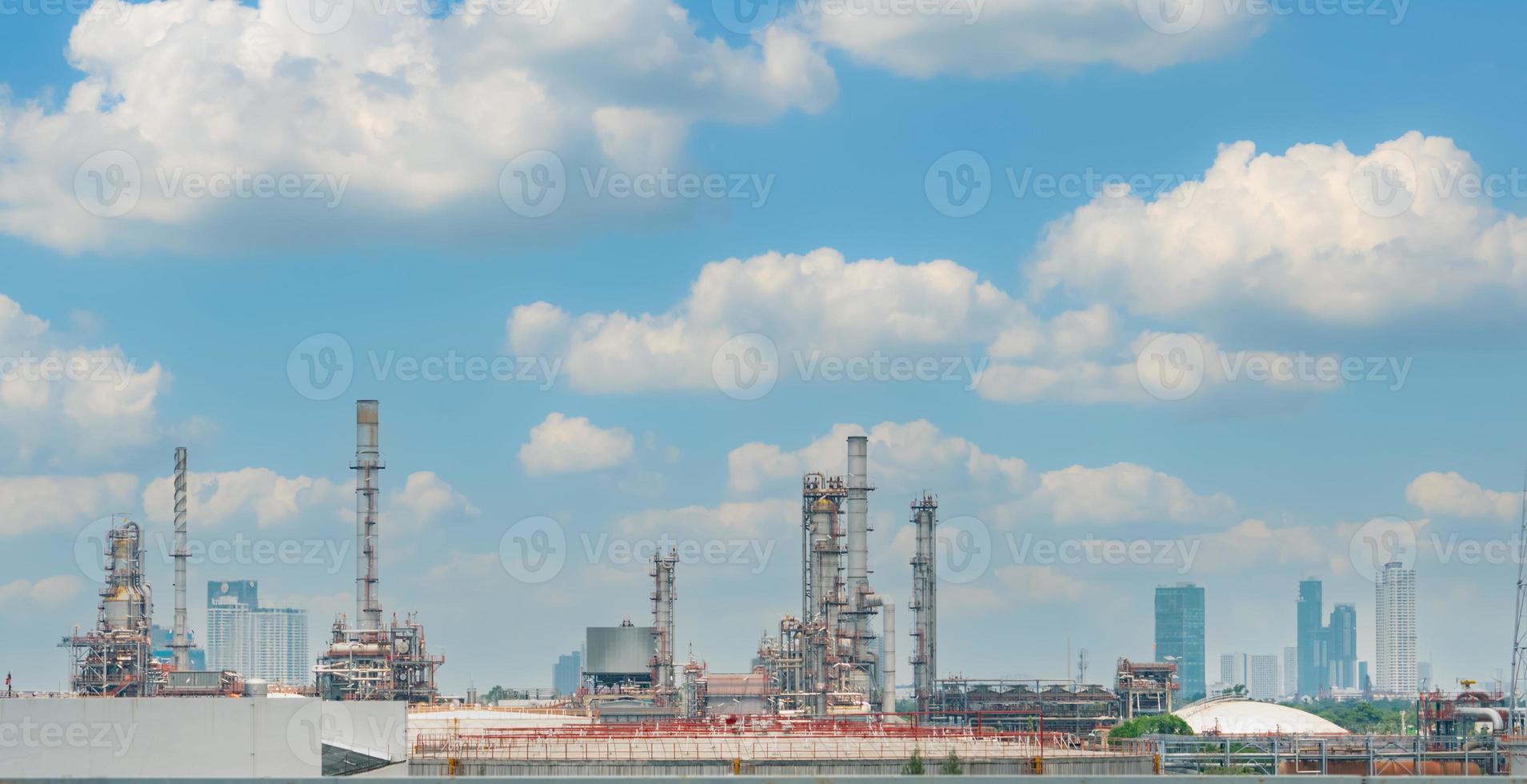 raffineria di petrolio o impianto di raffineria di petrolio con sfondo blu cielo. industria dell'energia e dell'energia. impianto di produzione di petrolio e gas. industria petrolchimica. serbatoio di stoccaggio del gas naturale. affari petroliferi. foto