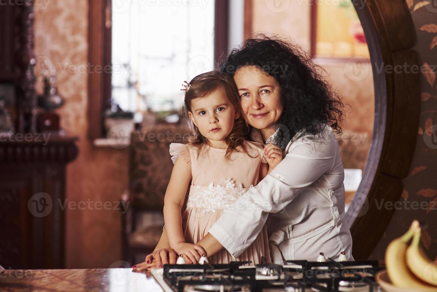 passare il fine settimana insieme. nonna e nipote si divertono in cucina a Pasqua foto