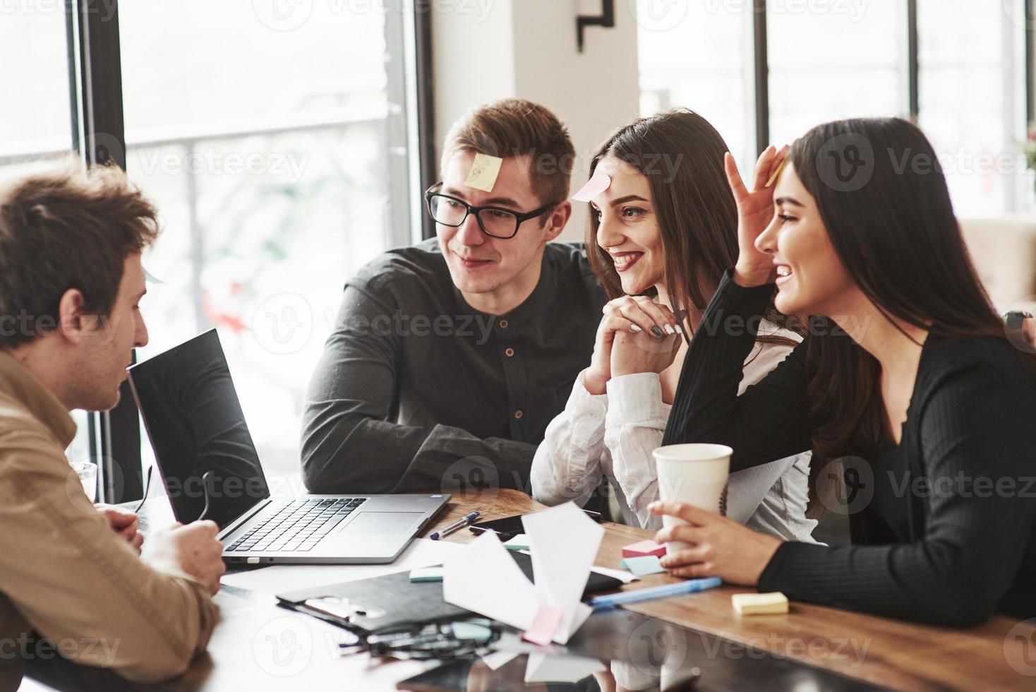 quel tipo di giochi aiuta a legare le persone. divertirsi nella stanza dell'ufficio. colleghi amichevoli che giocano e celebrano il successo foto