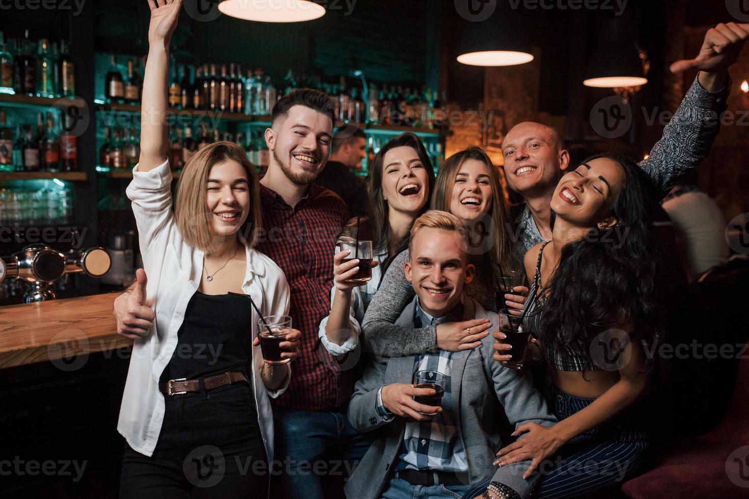 ed è qui che inizia la festa. la bella giovinezza si diverte insieme all'alcol in discoteca foto