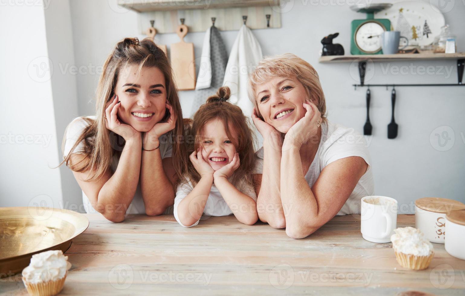 bel ritratto. madre, nonna e figlia che si divertono in cucina foto