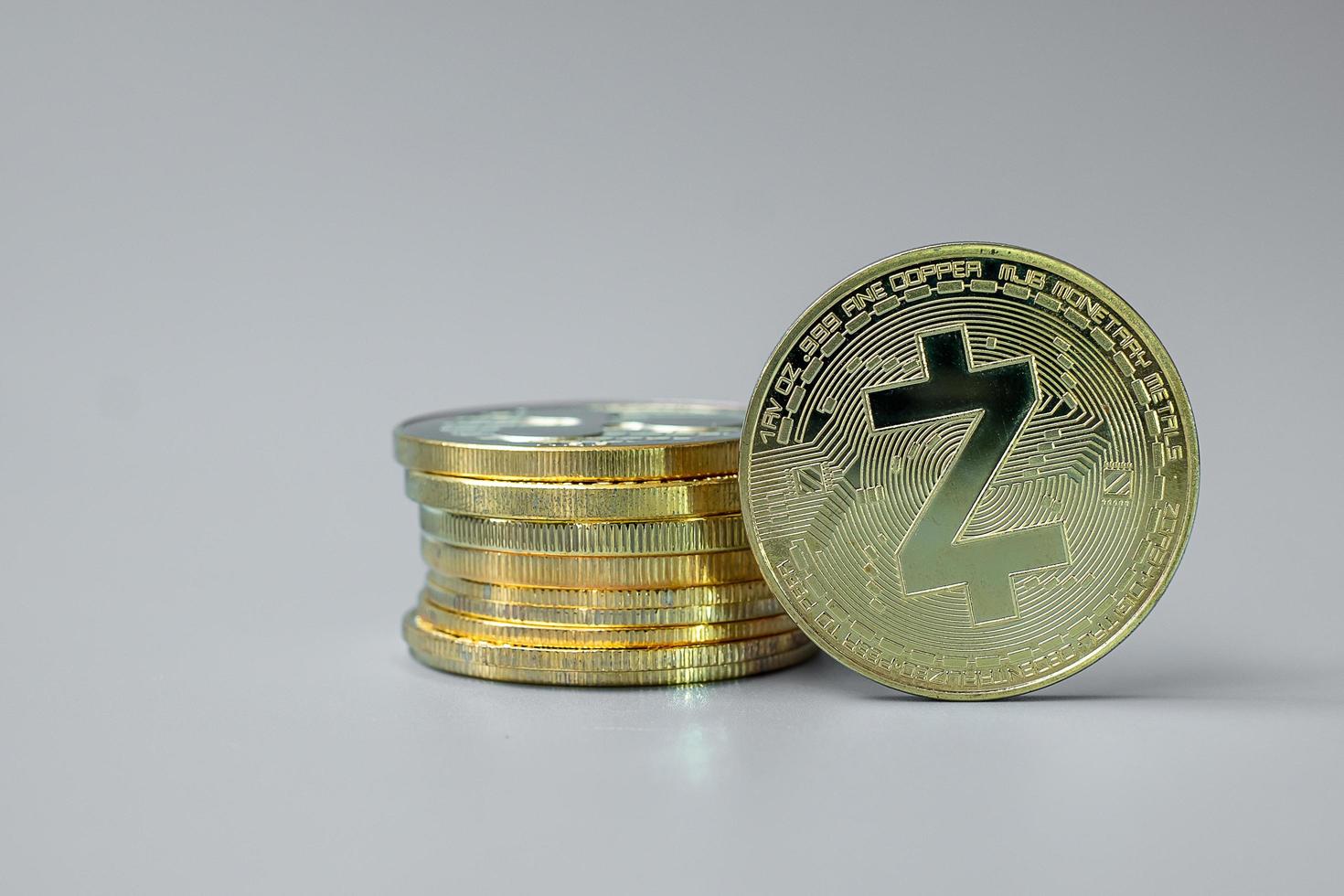stack di monete di criptovaluta golden zcash, cripto è denaro digitale all'interno della rete blockchain, viene scambiato utilizzando la tecnologia e lo scambio Internet online. concetto finanziario foto