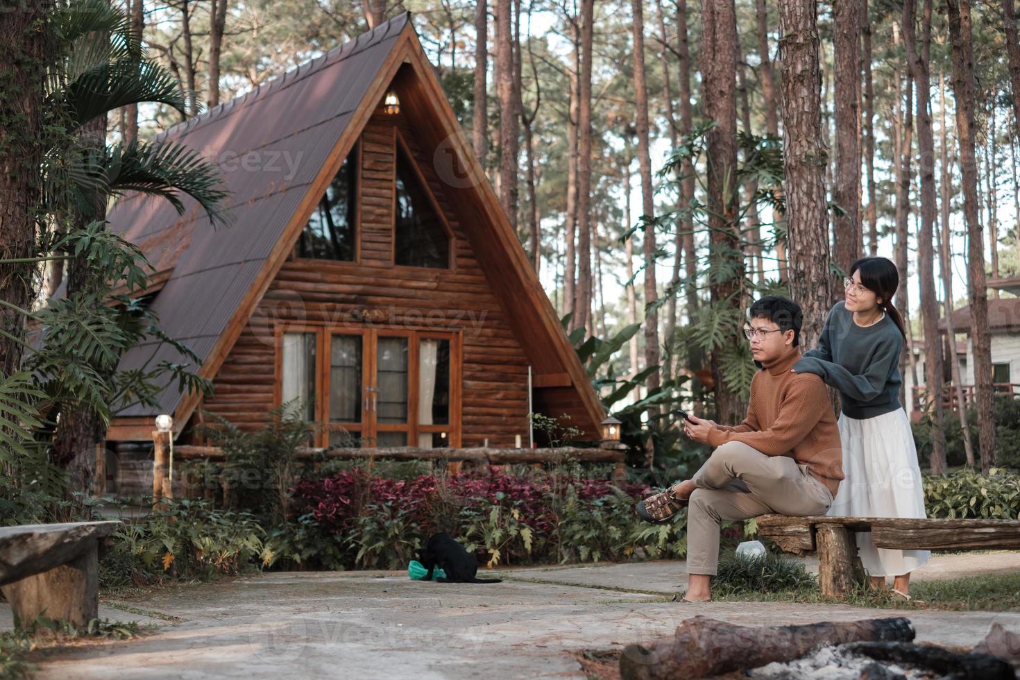 coppia di turisti che viaggiano nella foresta di pini, uomo e donna visitano a doi bo luang, chiang mai, tailandia, punto di riferimento e popolare per le attrazioni turistiche. insieme, concetto di vacanza e viaggio foto