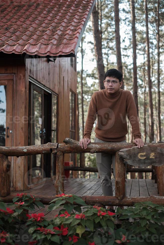 uomo felice in maglione che viaggia nella foresta di pini, visita turistica a doi bo luang, chiang mai, tailandia, punto di riferimento e popolare per le attrazioni turistiche. concetto di vacanza e viaggio foto