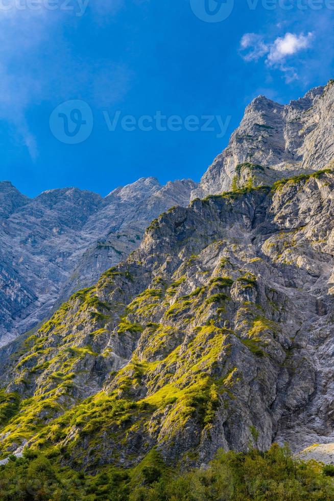 valle nelle montagne delle alpi vicino a koenigssee, konigsee, parco nazionale di berchtesgaden, baviera, germania. foto