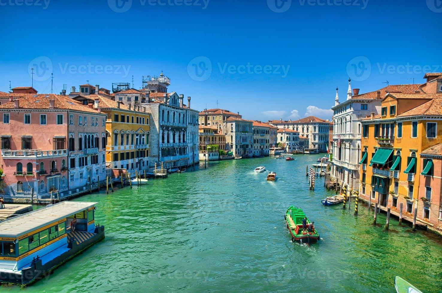 bella vista sul canal grande con barche e facciata colorata foto