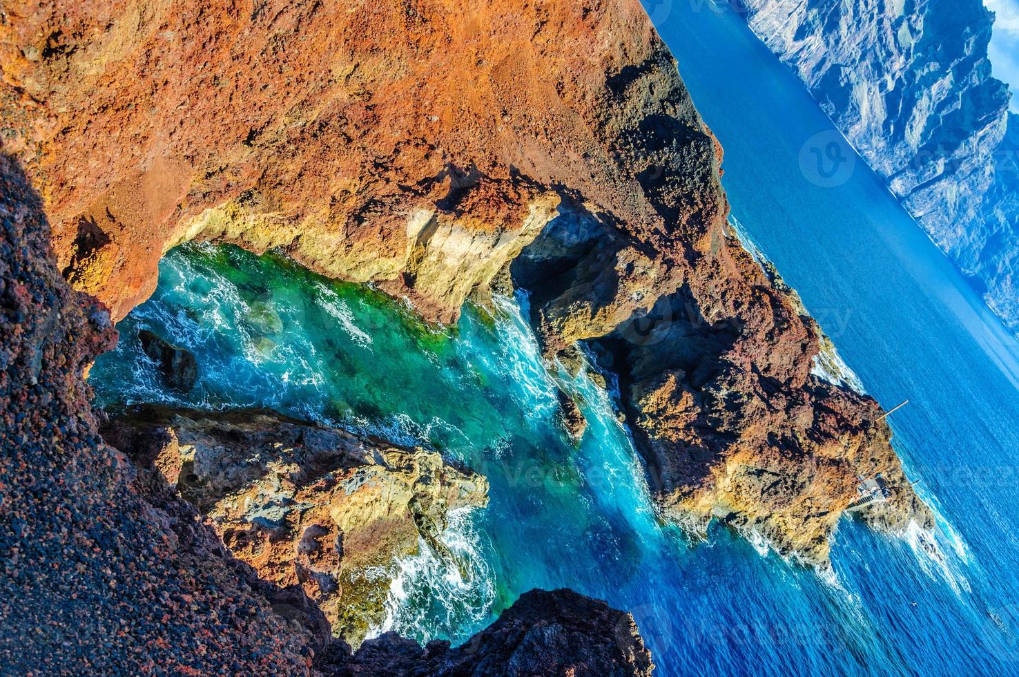 rocce sulla costa nord-occidentale di tenerife vicino al faro di punto teno, isole canarie foto