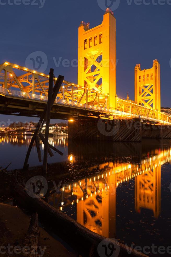 orizzonte del centro di California della capitale del fiume Sacramento del ponte della torre foto