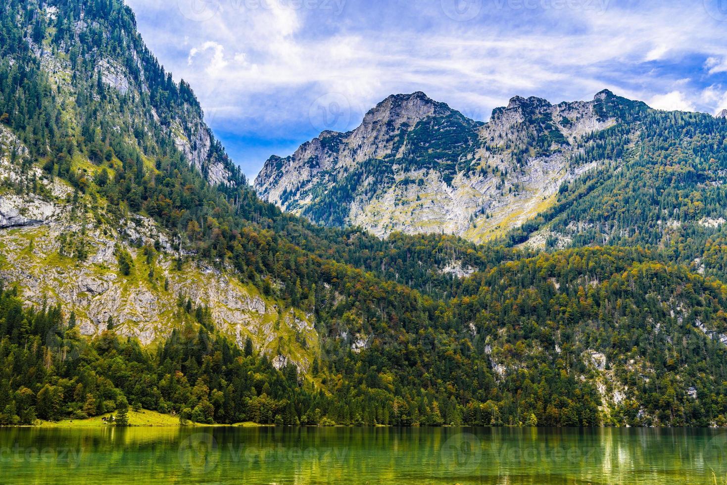 Lago Koenigssee con montagne alp, Konigsee, Parco Nazionale di Berchtesgaden, Baviera, Germania foto