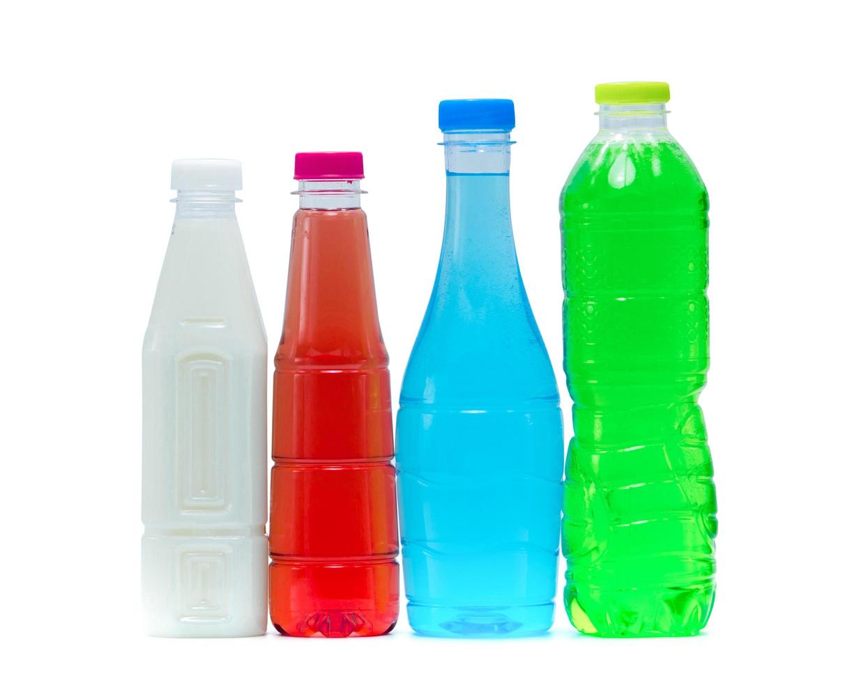 bibita analcolica e latte di soia in bottiglia di plastica e tappo con design di imballaggio moderno su sfondo bianco con etichetta vuota. bottiglia per bevande bianca, arancione, blu e verde. bevande salutari e bibite gassate foto