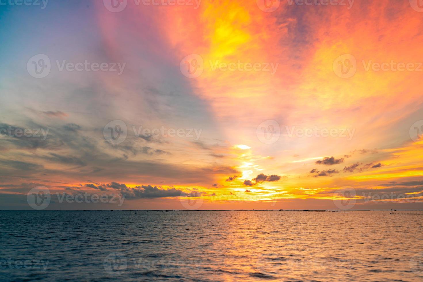 bel cielo al tramonto. tramonto sulla spiaggia. mare e cielo crepuscolari. mare tropicale al tramonto. drammatico cielo arancione e blu. mare calmo. sfondo astratto tramonto. cielo d'oro la sera. calma e rilassa la vita. foto