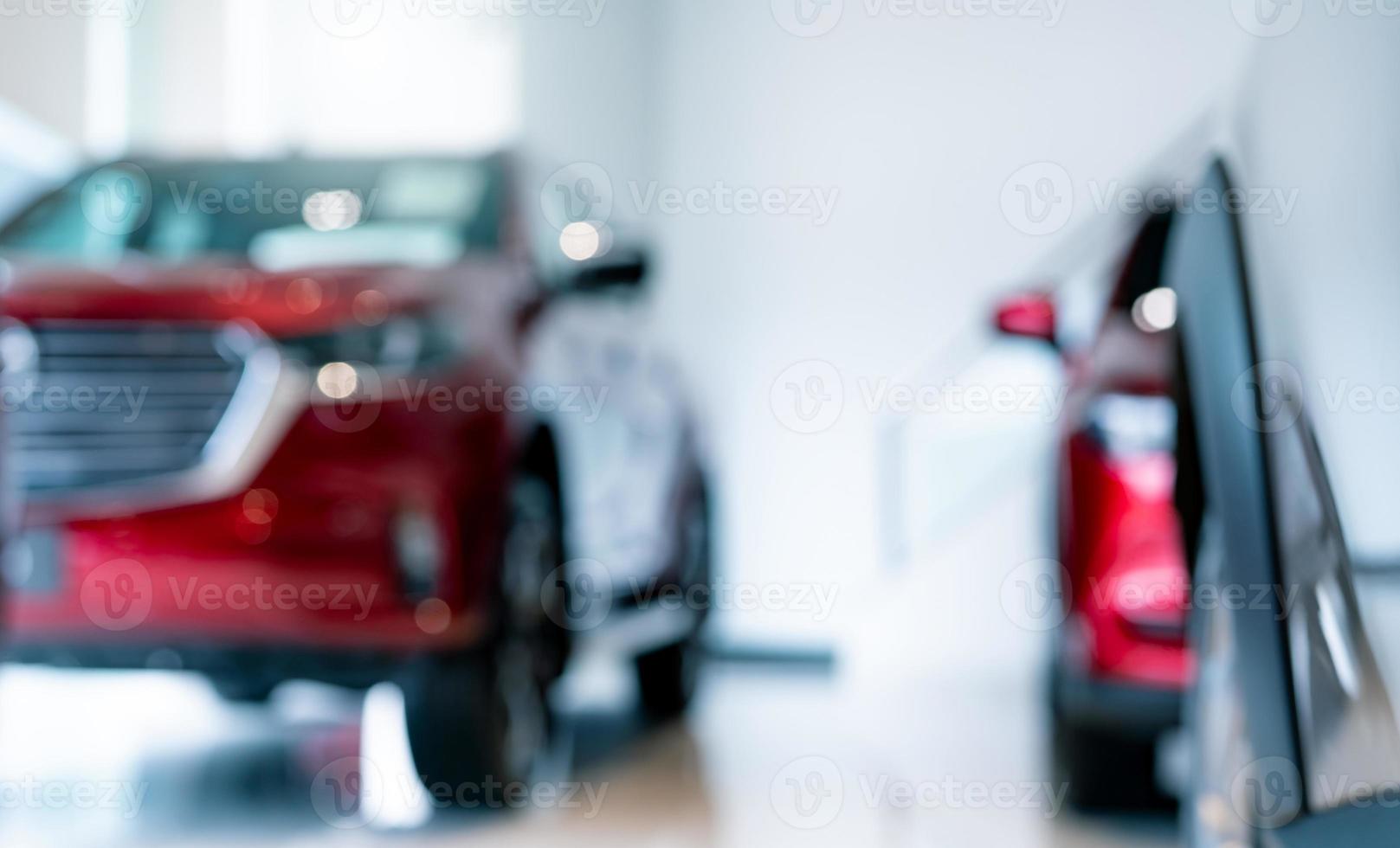 sfoca la nuova auto rossa parcheggiata nello showroom di lusso. ufficio concessionaria auto. auto nuova parcheggiata in moderno showroom in vendita e servizio di noleggio. concetto di agente di leasing di automobili e centro di concessionarie di automobili. ev mercato. foto