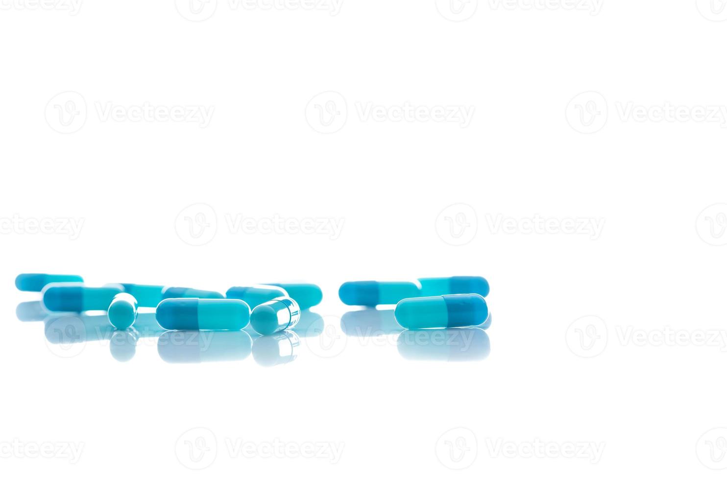 messa a fuoco selettiva sulla pillola della capsula blu su sfondo bianco. industria farmaceutica. prodotti da farmacia o da farmacia. sanità e medicina. bilancio sanitario. produzione farmaceutica. farmaceutici. foto