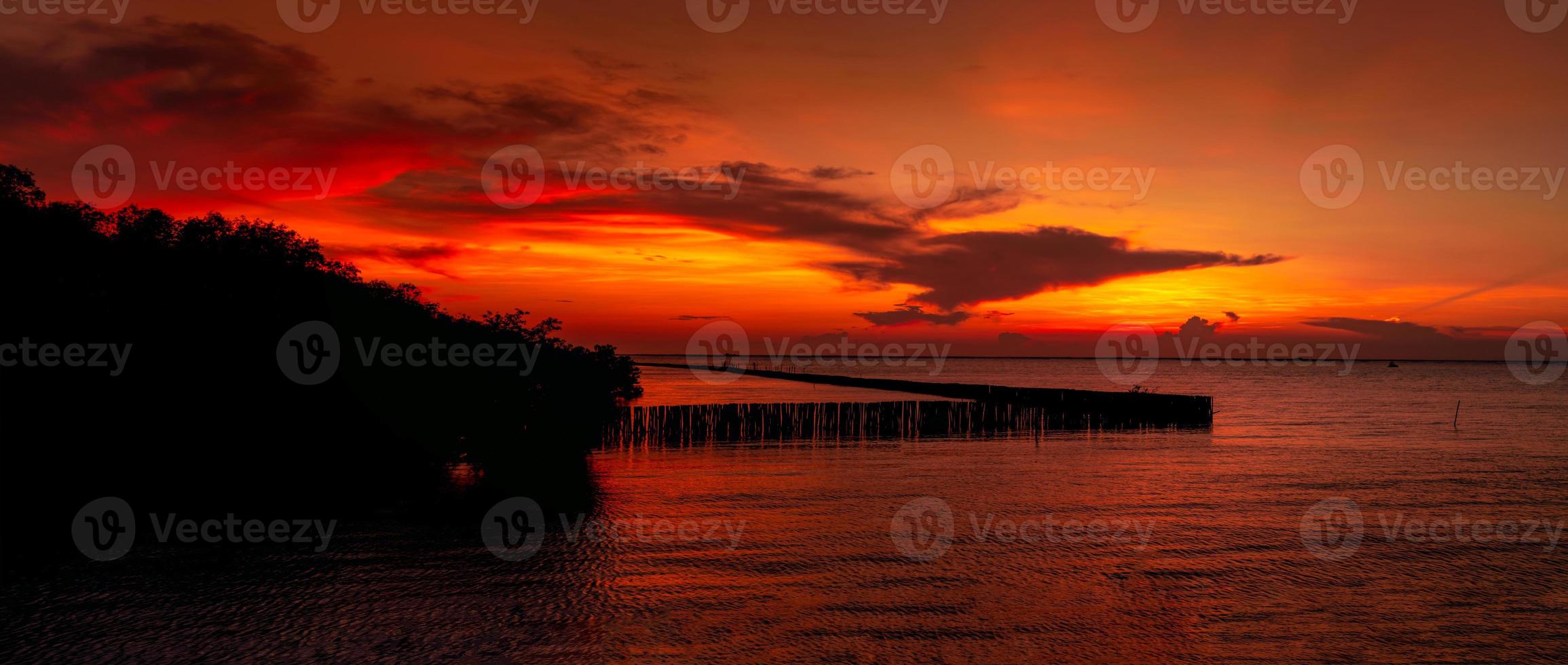 bellissimo cielo al tramonto rosso e arancione sul mare tropicale. cielo rosso al tramonto. orizzonte al mare. mare tropicale. vista panoramica del cielo al tramonto. oceano calmo. paesaggio marino. immagine artistica di strato di nuvole sul cielo al tramonto. foto