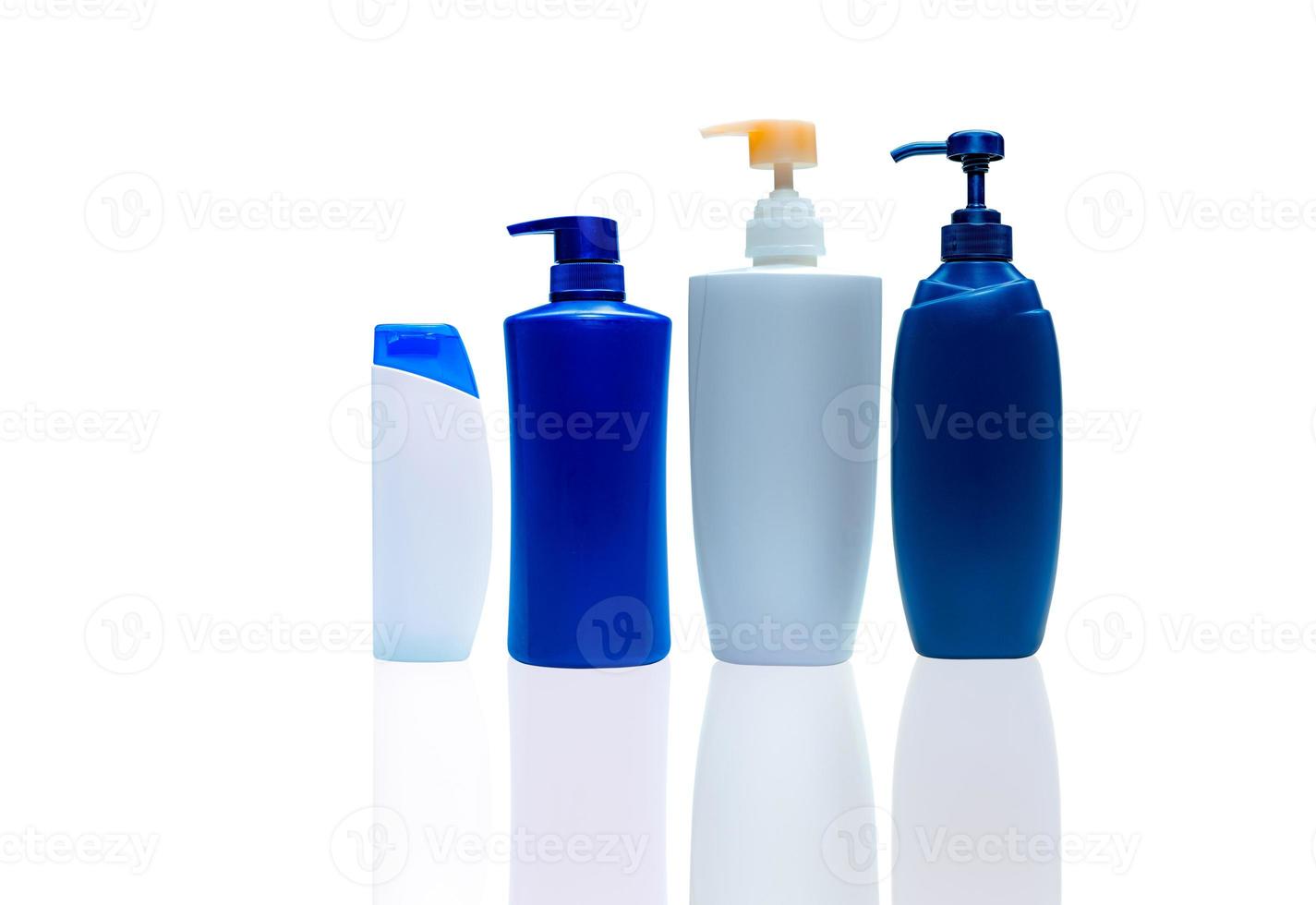 flacone di plastica per shampoo e balsamo per capelli e dosatore. bottiglia cosmetica isolata. confezione di sapone per il corpo e gel doccia. bottiglia di sapone liquido. contenitore per lozione per il corpo. prodotti per la cura del corpo e di bellezza. foto