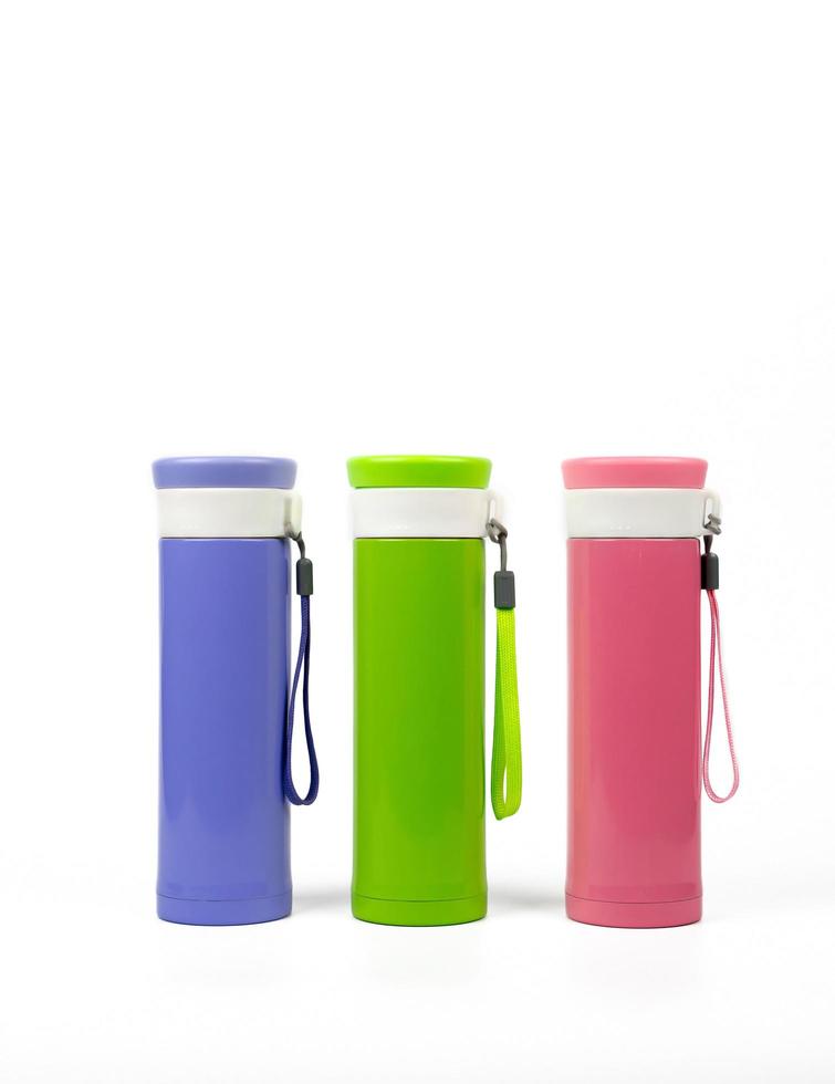 bottiglia di thermos isolata su sfondo bianco. contenitore riutilizzabile per bottiglie di caffè o tè. bicchiere da viaggio thermos. contenitore per bevande isolato. borraccia termica sportiva in acciaio inox. zero sprechi. foto