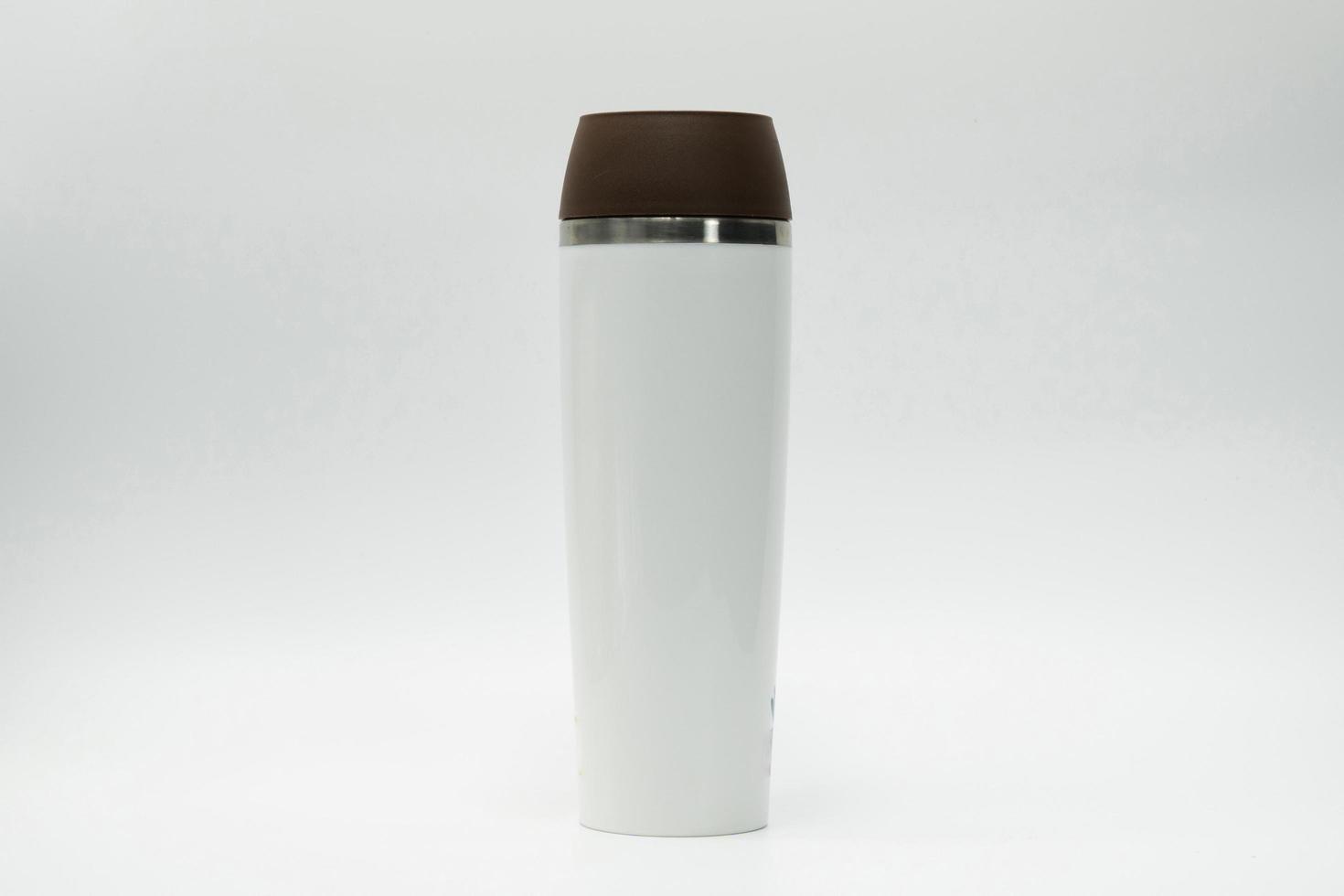 bottiglia di thermos isolata su sfondo bianco. contenitore riutilizzabile per bottiglie di caffè o tè. bicchiere da viaggio thermos. contenitore per bevande isolato. borraccia termica in acciaio inox bianco. zero sprechi. foto