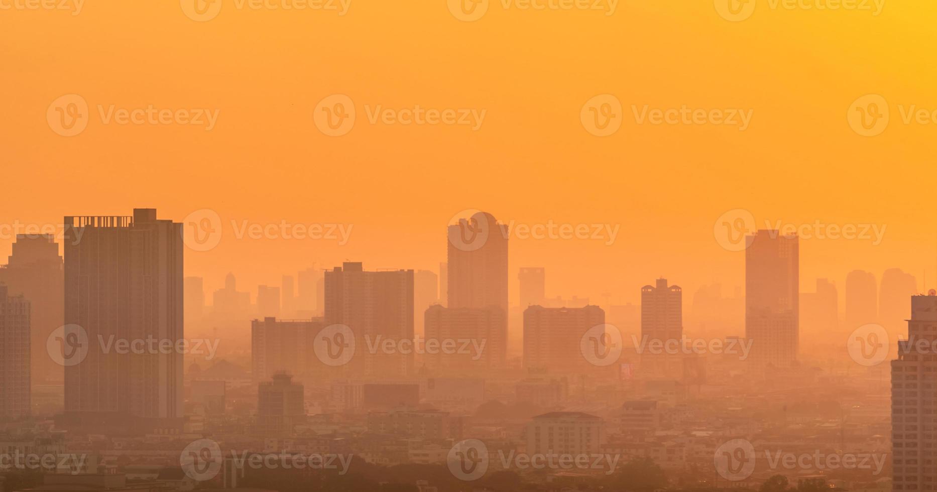 inquinamento dell'aria. smog e polvere fine di pm2,5 città coperta al mattino con il cielo arancione dell'alba. paesaggio urbano con aria inquinata. ambiente sporco. polvere tossica urbana. aria malsana. vita malsana urbana. foto