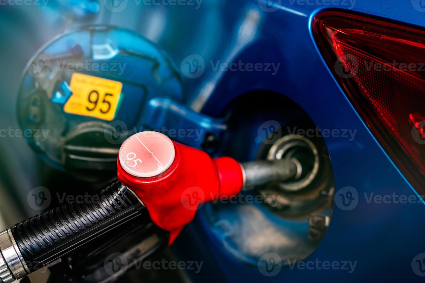 rifornimento auto alla stazione di servizio. fare rifornimento fare il pieno di benzina benzina. ugello del carburante di riempimento della pompa di benzina nel serbatoio del carburante dell'auto alla stazione di servizio. industria e servizi della benzina. prezzo della benzina e concetto di crisi petrolifera. foto