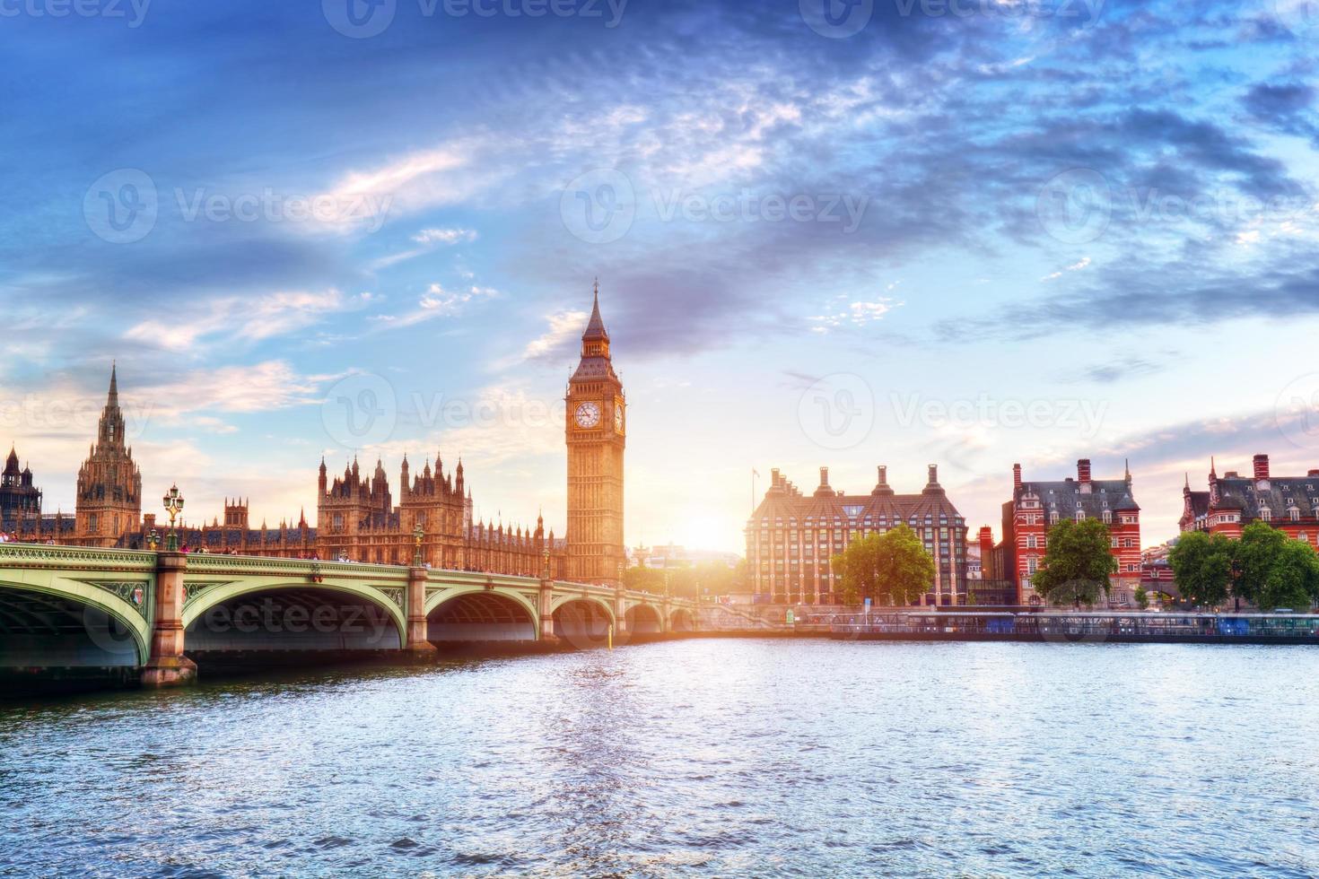 Big Ben, ponte di Westminster sul fiume Tamigi a Londra, Regno Unito al tramonto foto