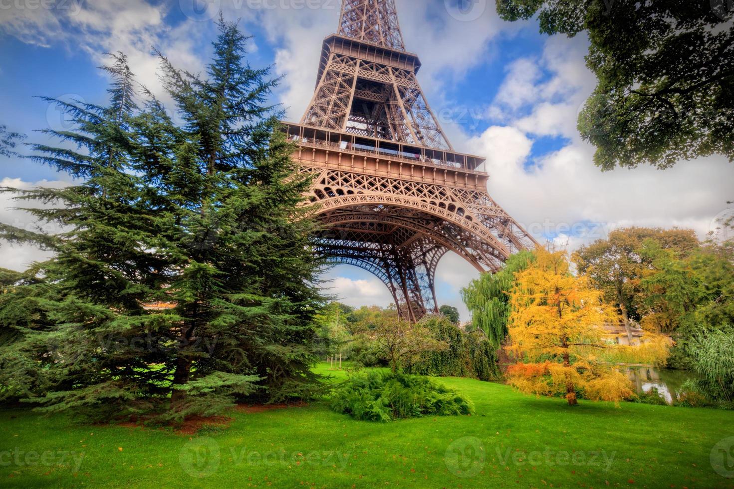 torre eiffel dal parco champ de mars a parigi, francia foto