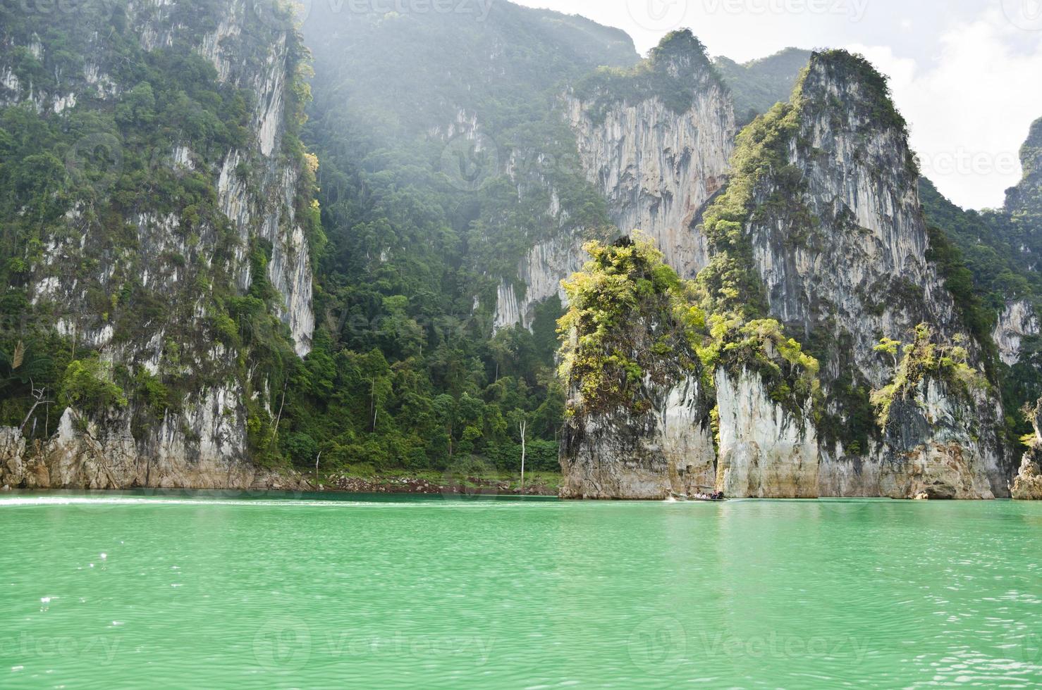 belle alte montagne e fiume verde (guilin della Tailandia). foto