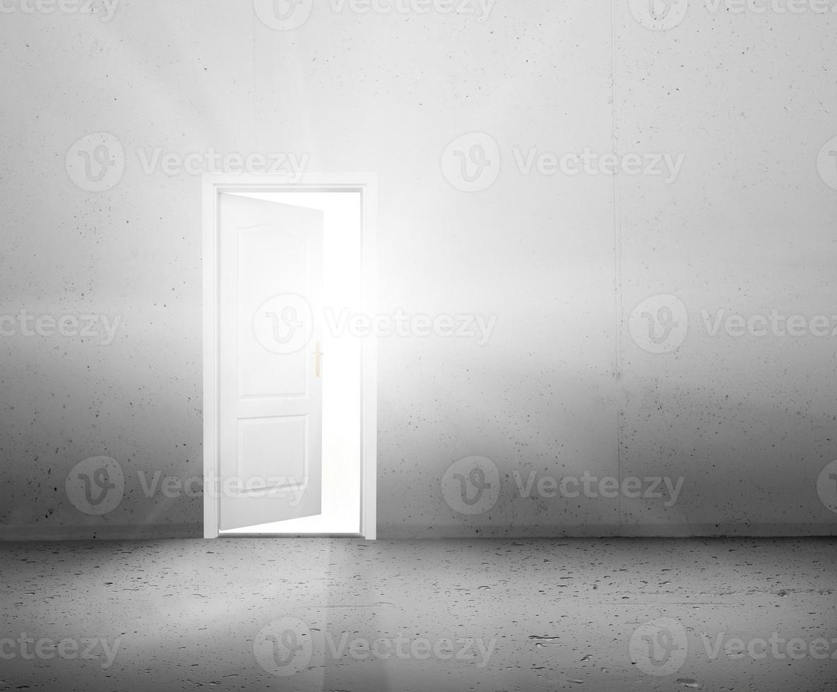 porta aperta a un nuovo mondo migliore, la luce del sole che splende attraverso la porta foto